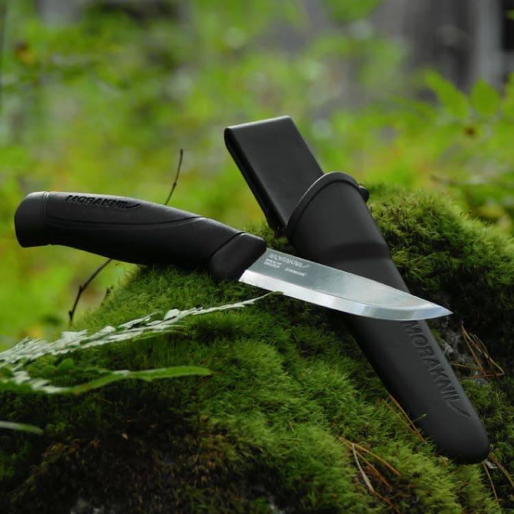 Morakniv cuchillo de supervivencia y bushcraft en el bosque