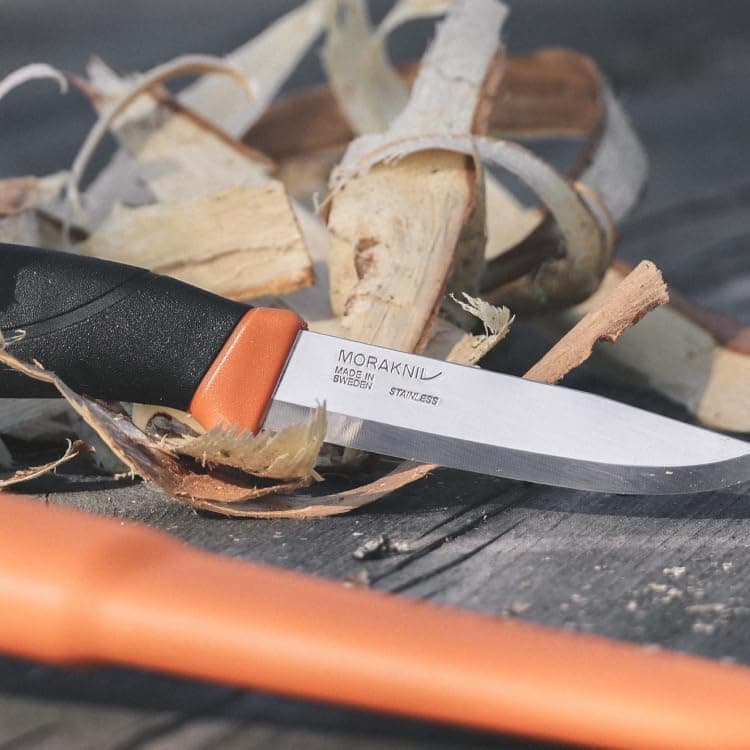 Morakniv cuchillo de supervivencia y bushcraft, haciendo plumas para prender fuego